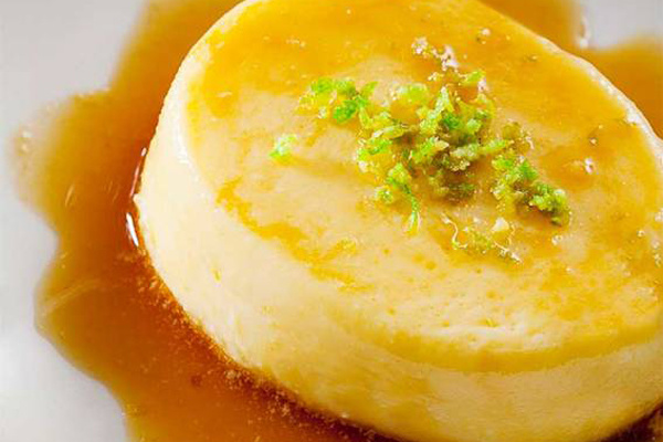 Pudim de leite condensado com toque de laranja