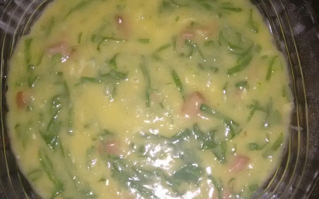 Caldo verde de mandioca com mandioquinha