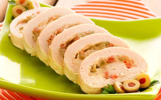 Rocambole de frango recheado