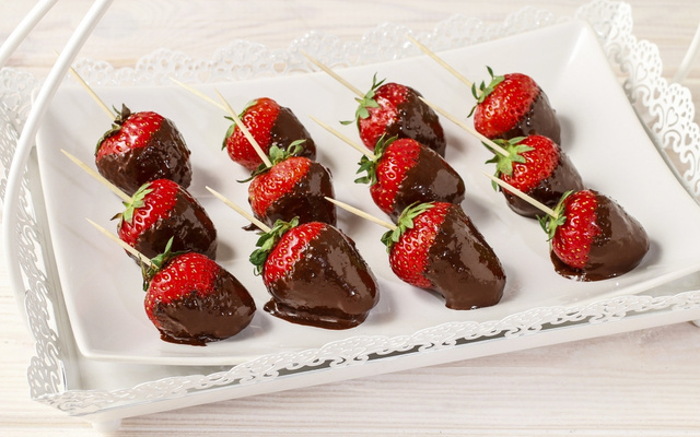 Espetinho de morango e chocolate