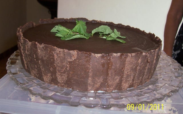 Chocotorta de maracujá com calda de chocolate