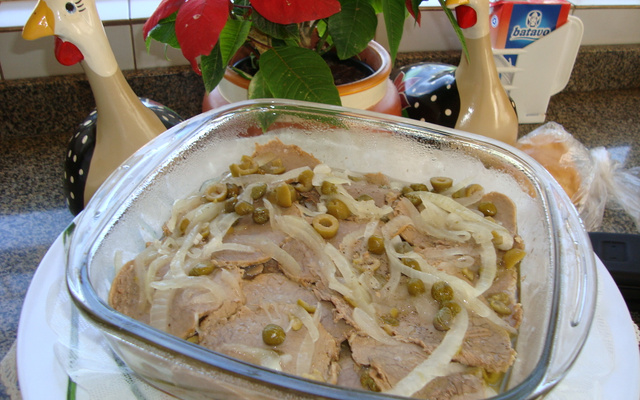 Carne gelada com alcaparras