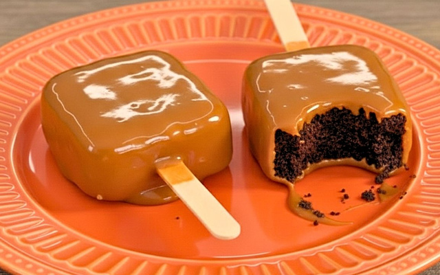 Brownie caramelizado no palito inteiro e com mordida