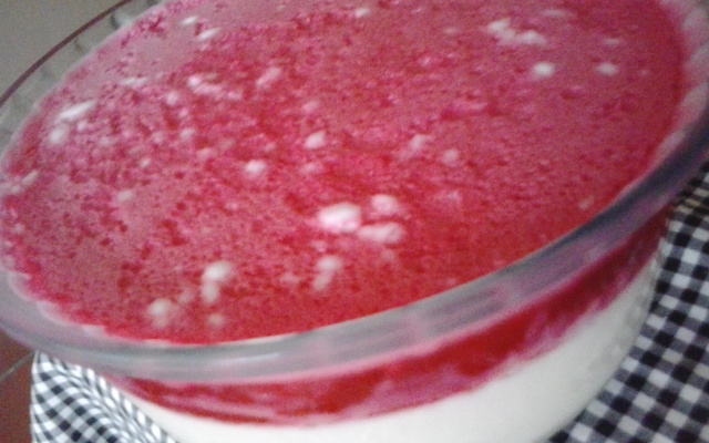 Torta de gelatina com morangos