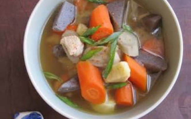 Tonjiru (sopa de missô com carne de porco)