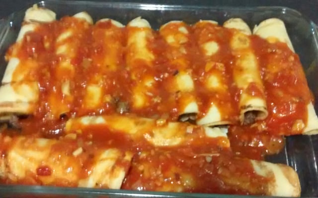 Panqueca de carne com molho de tomate