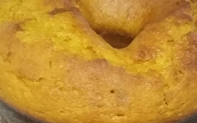 Bolo de cenoura com calda de chocolate