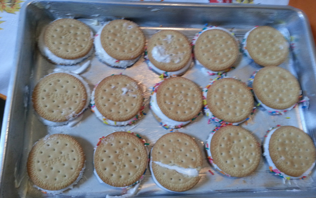 Biscoito maizena recheado com maria-mole