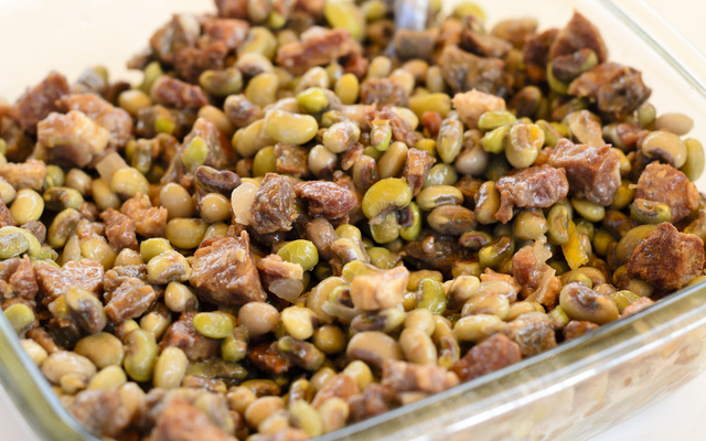 Feijão tropeiro com feijão de corda