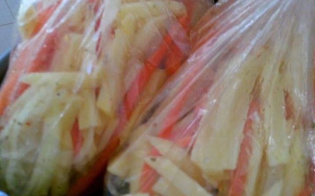 Filé de peixe no forno com legumes no saquinho