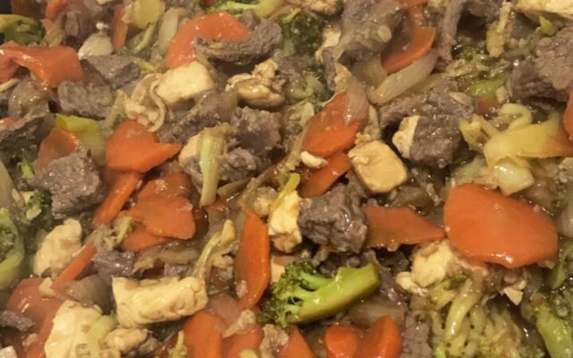 Yakisoba simples de legumes e carne