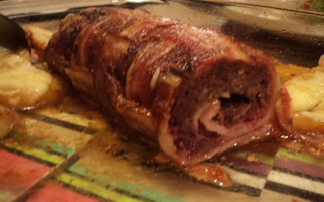 Rocambole de carne moída trançada com bacon
