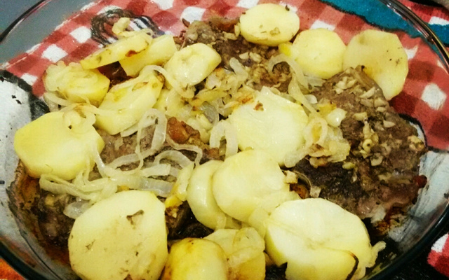 Chuleta assada com batatas