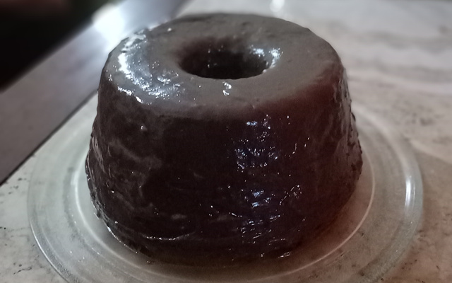 Cobertura simples de chocolate para bolo