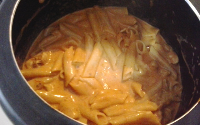 Macarrão com frango na panela de pressão
