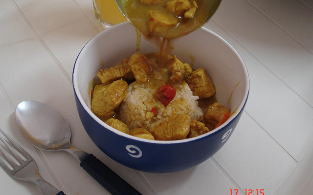 Frango com curry e leite de coco