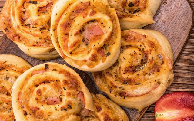 Pão recheado com presunto e queijo
