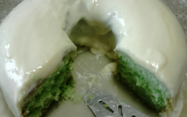 Bolo de iogurte com gelatina e cobertura de limão