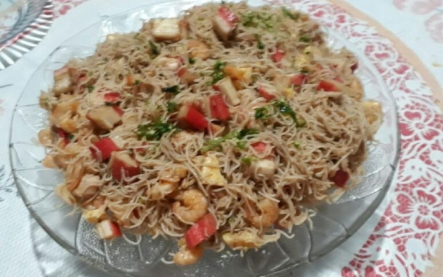 Salada de bifun com kani