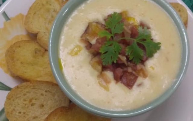 Sopa de batata com calabresa