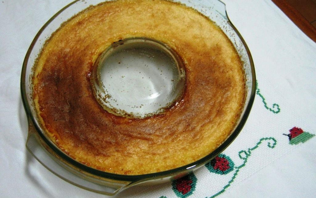 Pudim prático de damasco enfeitado com hortelã