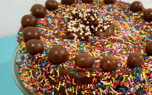 Bolo grande de aniversário