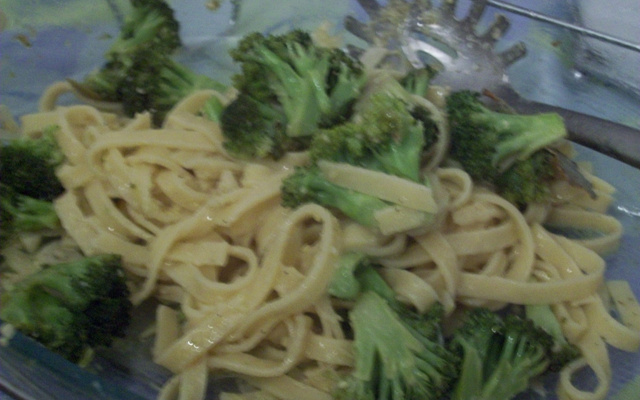 Talharim ao brócolis com alho e óleo