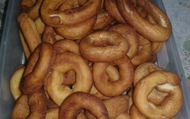 Rosquinha de leite condensado simples e fácil.