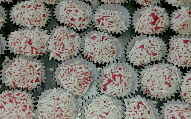 Brigadeiro de morango (bicho de pé)