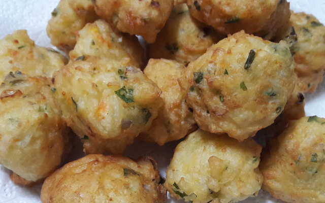 Bolinho de arroz com queijo e creme de leite