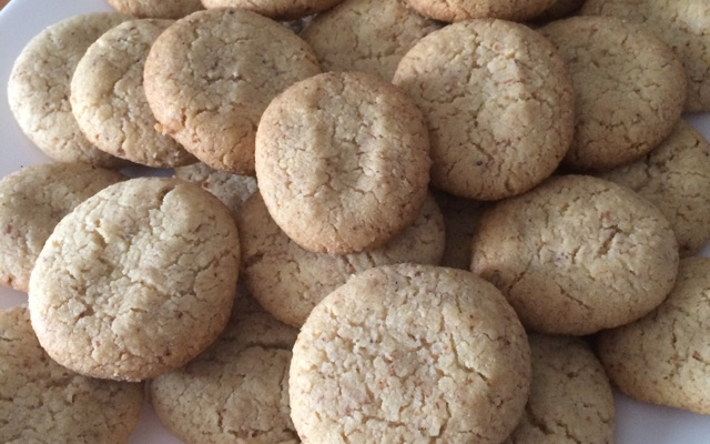 Biscoitos finos de nozes em 30 minutos