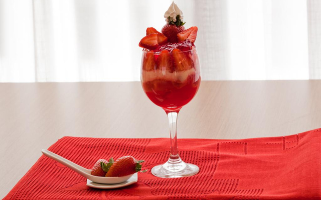 Gelatina ao creme com morangos - light