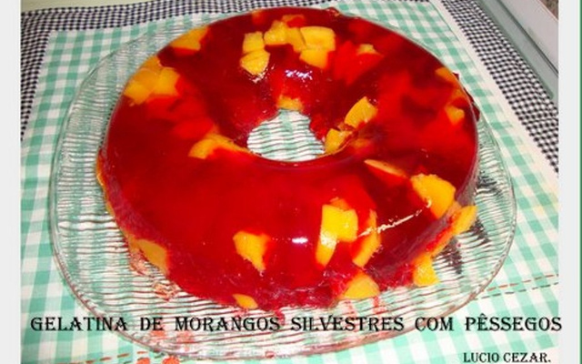 Gelatina de morangos silvestres com pêssegos