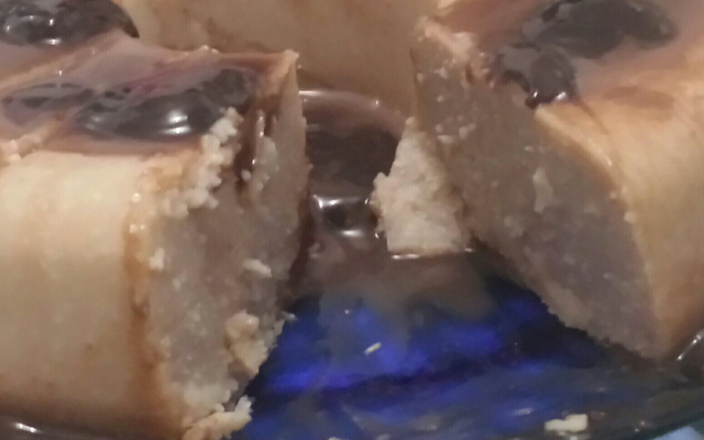 Manjar econômico com calda de chocolate