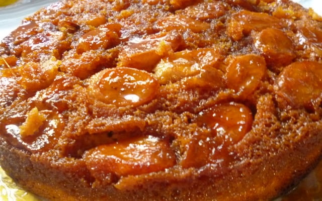 Bolo de banana com caramelo