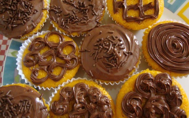 Bolinhos de cenoura com cobertura de ganache de chocolate