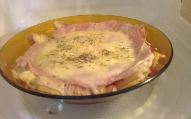 Mini pizza de pão no microondas (rápido e fácil)