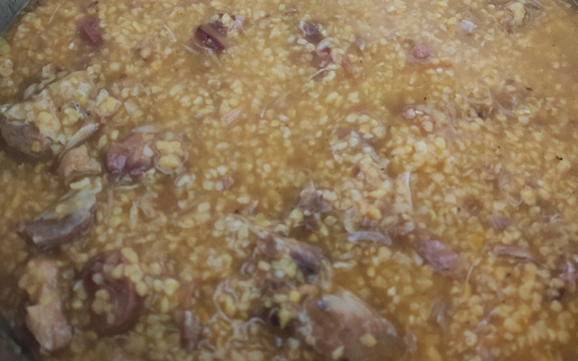 Canjiquinha de milho com costelinha de porco