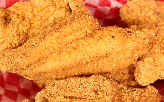 Peixe frito empanado crocante e dourado no pote forrado