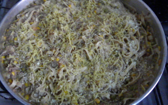 Macarronada de carne moída  com creme de queijo