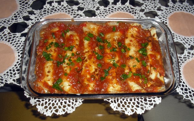 Panqueca com creme de ricota ao molho vermelho