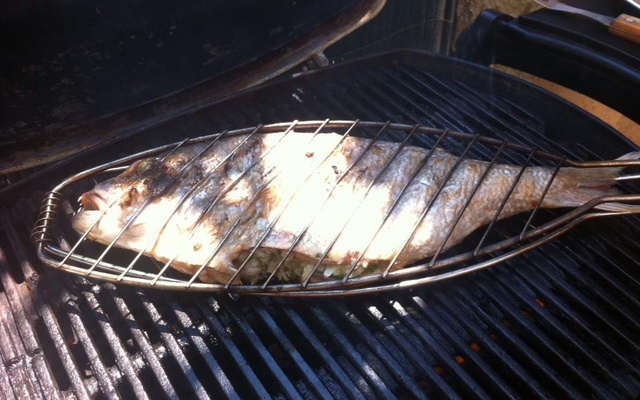 Peixe assado na brasa
