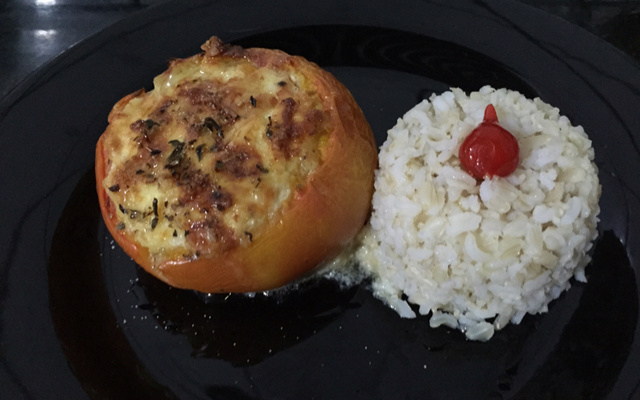 Tomates recheados com queijo colonial, molho branco especial, calabresa e milho verde