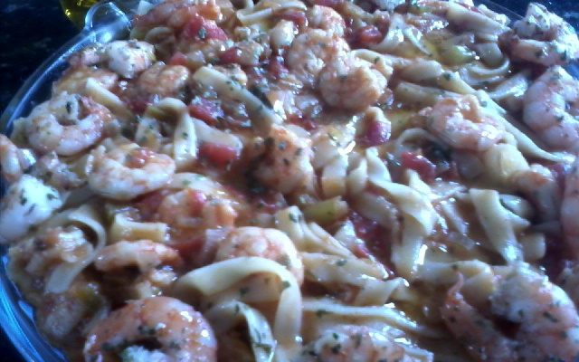 Macarrão com camarão (muito fácil)