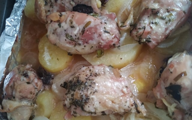 Frango ao forno com batata e cebola