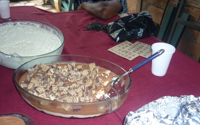 Pavê fácil de creme com mousse de chocolate