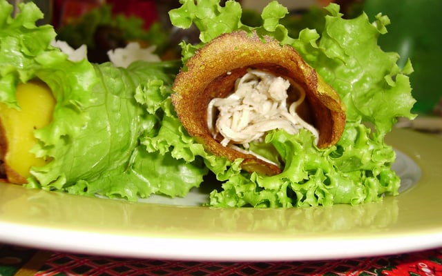 Salada verde com mini panqueca de cenoura