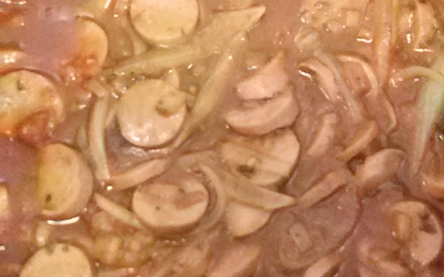 Salsicha de frango ao molho de tomate