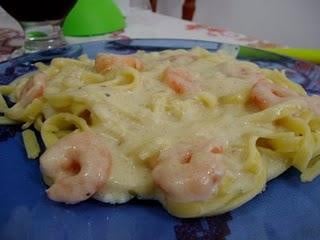 Espaguete de camarão e requeijão fácil da Luciana