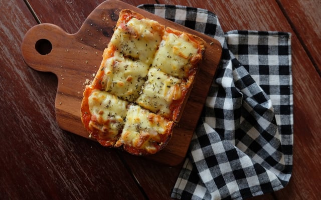 Pizza de tabuleiro com pão de forma
